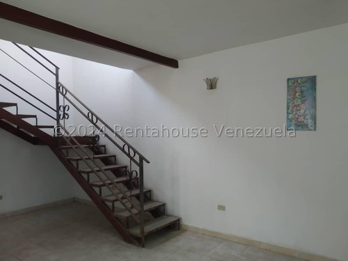 Townhouse En Turmero Hermoso Frente De Piedras Decorativas, Amplia Sala Comedor 24-28979 Irrr