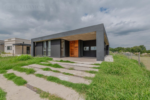 Casa En San Sebastián Área 2 Mb
