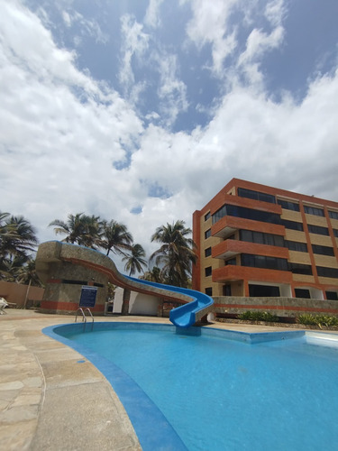 Apartamento En Residencias Los Roques Tucacas. Luisa Mezones Vende.