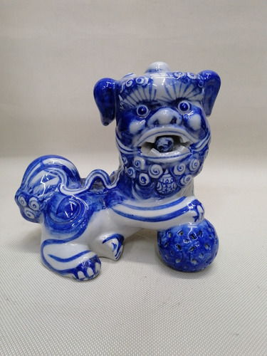 Escultura Porcelana León Protector Japonés En Azul Y Blanco 