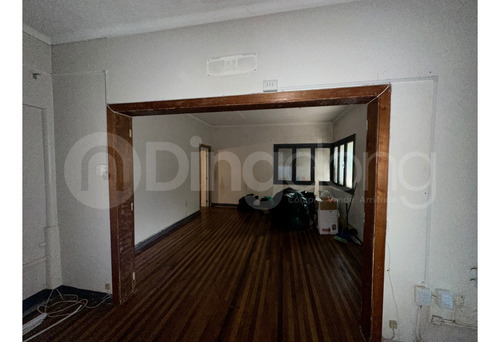 Venta De Local Comercial Céntrico Con Estacionamiento