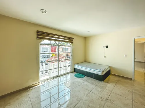 Casa En Venta Con Recámara En Planta Baja En Rincones De La Calera.