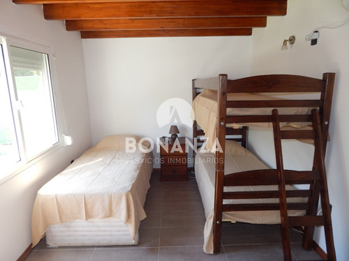 Casa En Alquiler, Piriápolis. 4 Cuadras De La Playa Y Rambla. 2 Dormitorios 2 Baños. Gran Parrillero Techado. Wifi, Aire Acondicionado, Alarma Tv Cable