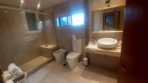 Casa En Venta 5 Amb Amplio Fondo Libre, Pileta Y Quincho