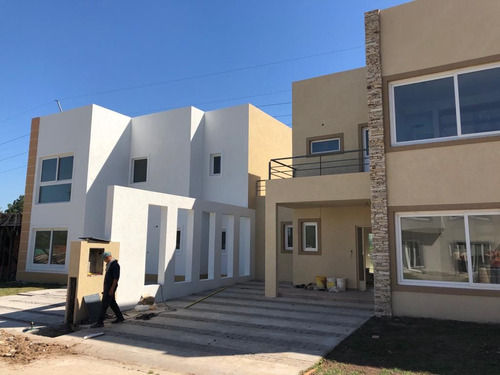 Casa En Venta En Barrio Cerrado Buenos Aires Village