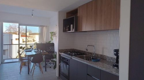 Departamento En Venta De 2 Ambientes En Olivos Con Cochera Y Balcón