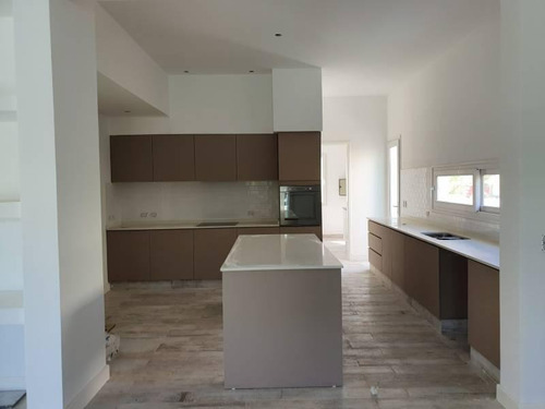 Imagen 13 de 29 de Retasada! Excelente Casa En Venta En Nordelta! Muy Buena Ubicacion, Calidad Premium!!