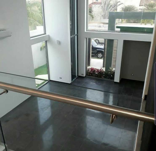 Imagen 3 de 10 de En Venta Moderna Casa A Estrena Urbanizacion Guataparo
