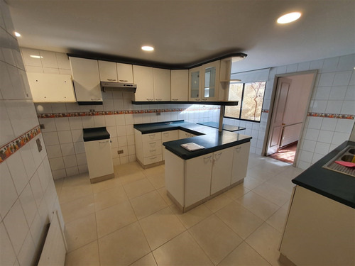 Casa En Arriendo De 5 Dorm. En Huechuraba En Condominio