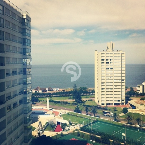 Apartamento En Playa Mansa En Alquiler- Ref: 2956
