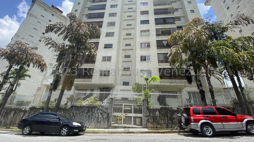 Se Vende Cómodo Y Bien Distribuido Apartamento Con Vista Al Ávila En La Urbina. 24-6290.