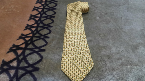 Corbata Salvatore Ferragamo Amarilla, Ermenegildo Zegna Multicolor Floreado 1.6 M (Usado)