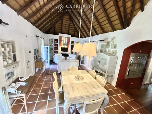 Venta De Casa En Pinares, Cuenta Con 4 Dormitorios. Pinares, Punta Del Este