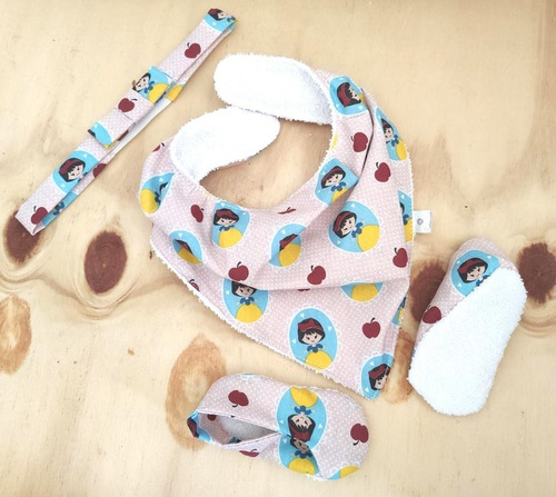 Imagem 2 de 6 de Kit Para Bebê Com Babador Sapatinho E Tiarinha De Tecido