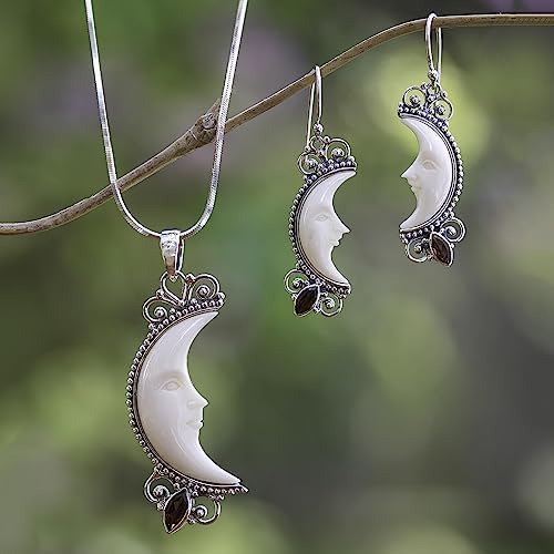 Novica Collar Con Colgante De Hueso De Granate Hecho A Mano,