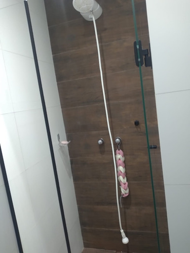 Casa 4 Quartos, 3 Banheiros, 2 Salas.