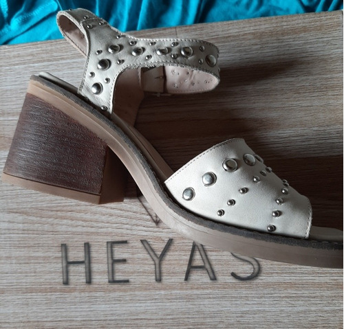 Sandalias Marca Heyas. Cuero Vacuno. Color Hueso, Tachas 