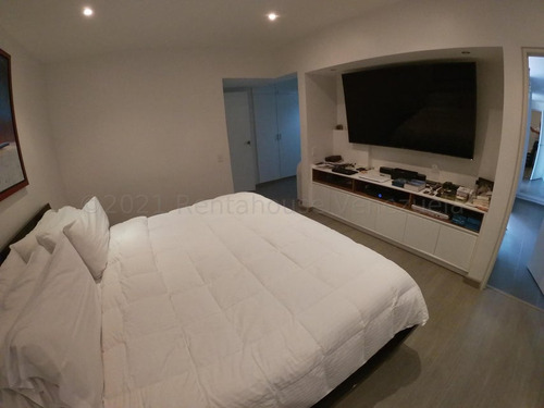 Apartamento Dúplex Remodelado 475 M² 5h, 5b, 4p, Vistavila Con Piscina En Venta En Los Palos Grandes Avenida 3era. Caracas