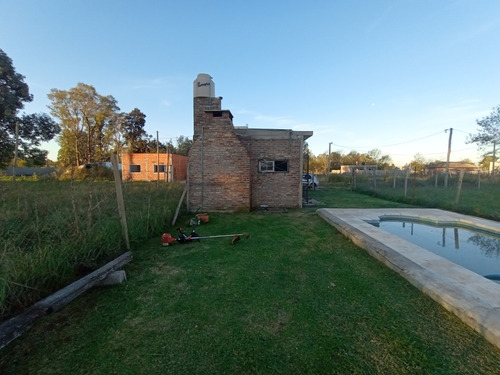 Se Vende Casita/quincho Con Pileta De 8x3,40 Con Los Muebles Incluidos. Lote 10x30.