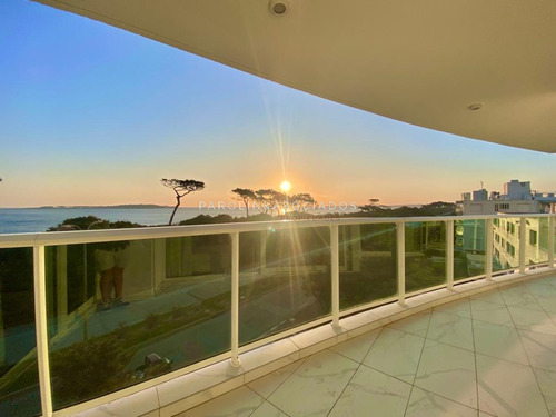 Apartamento De 4 Dormitorios En Venta En Edificio Paramount, Punta Del Este.