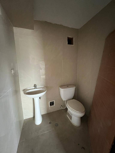Imagen 2 de 5 de Johanna Castillo Vende Oficina Torre Cristal 04145951217