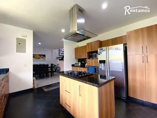 Casa En Arriendo En Loma Del Escobero. Cod A11426