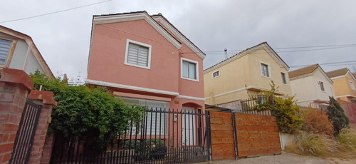 Casa En Barrio Residencial Con Jardín Terraza Techada
