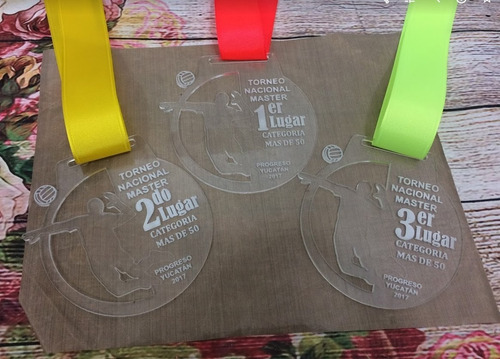 Imagen 4 de 5 de Paquete De 3 Medallas De Acrílico Con Grabado
