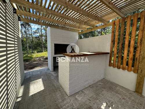 Casa En Venta A Estrenar. Piriápolis. 2 Dormitorios, 2 Baños, Parrillero. Construcción Tradicional.