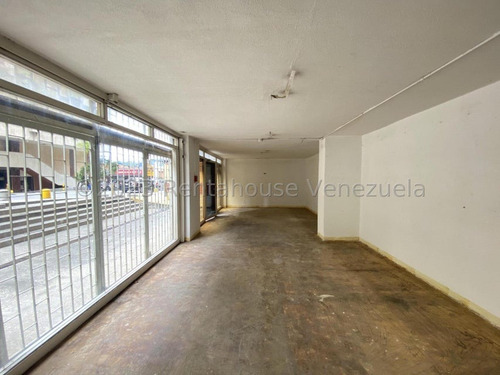 Alquilo Excelente Local Comercial De 1 Solo Nivel Y 1 Solo Ambiente A Pie De Calle Con Fachada Frontal Y Vitrina Directa Al Punto De Tránsito El Rosal !!! Ideal Para Diversos Modelos De Negocio..!!!