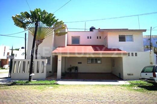 Casa En Venta En Jardines Vista Hermosa, Colima