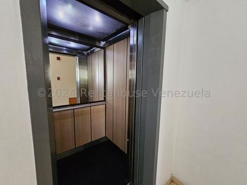 Amplio Apartamento Amoblado En Venta, Urb. Los Caobos, Maracay, Planta Electrica Y Pozo, 25-15272 Mv