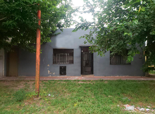 Casa En Venta - 2 Dormitorios 1 Baño - Cocheras - 200mts2 - Los Hornos