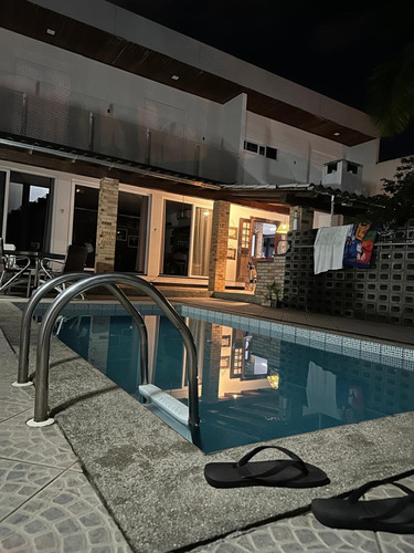 Casa Alto Padrão Com 3 Dormitórios E 1 Suíte Próximo Ao Centro De Criciúma