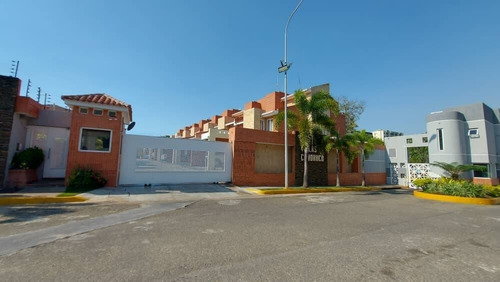 Imagen 4 de 30 de Townhouse En Venta Valles De Camoruco, Remodelado, Isomar Gubaira Remax Cod15614