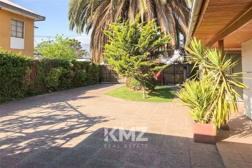 Casa En Venta De 8 Dorm. En La Florida