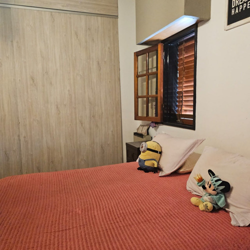 Excelente Chalet De 4 Amplios Ambientes Sobre Lote De 12,99 X 51, Con Garage Cubierto Para 3 Autos, Galeria Con Parrilla, Fondo Y Quincho. Excelente Estado. Nuevo Valor