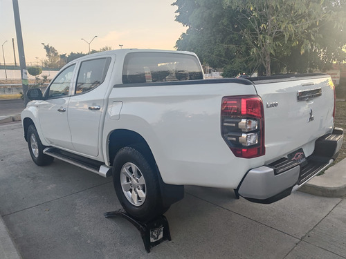 Mitsubishi L200 2.4 Cabina Doble 4x2 Mt