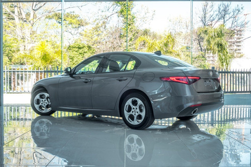 Imagen 4 de 15 de Alfa Romeo Giulia 200 Gris Grafito