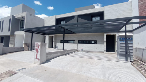 Casa En  Venta En Lomas De Manantiales ,  3 Dormitorios , Amplia Galería