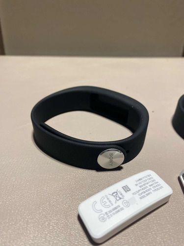 Sony Smartband Swr10, par sin usar, funda negra, brazalete negro, bisel negro, diseño de pulsera milanesa