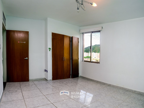 Imagen 1 de 10 de Apartamento Espacioso, Excelente Ubicación Mañongo - Anggi Z