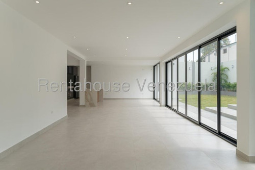 Hermosa Casa Totalmente Remodelada En Venta Ubicada En El Cafetal 25-17659