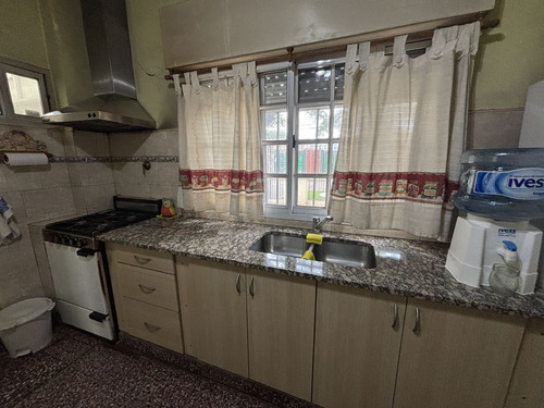 Casa 2 Dormitorios, Amplio Jardín Con Galpón Y Dpto Al Fondo