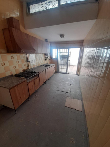 Inversión Inteligente Casa Con Patio, Cochera Y Posibilidad Comercial