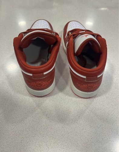 Zapatillas Jordan 1 Low Rojas (Usado)