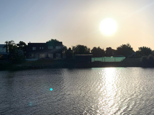 Casa En Venta Con Salida A La Laguna, Estilo Neoclásico. En El Cantón.