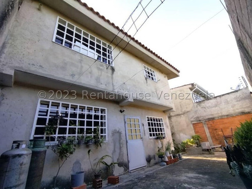 Casa Quinta Tipo Townhouse En Venta En La Avenida Aragua Maracay Urbanización Privada Con Vigilancia Y Plata Eléctrica Holder 24-1298 