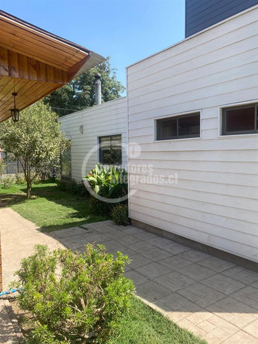 Casa En Venta De 5 Dorm. En La Florida