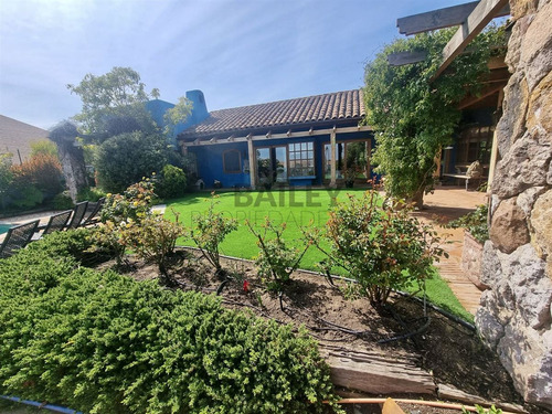 Casa En Venta De 5 Dorm. En Concón